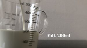 ミルク200mlを計量